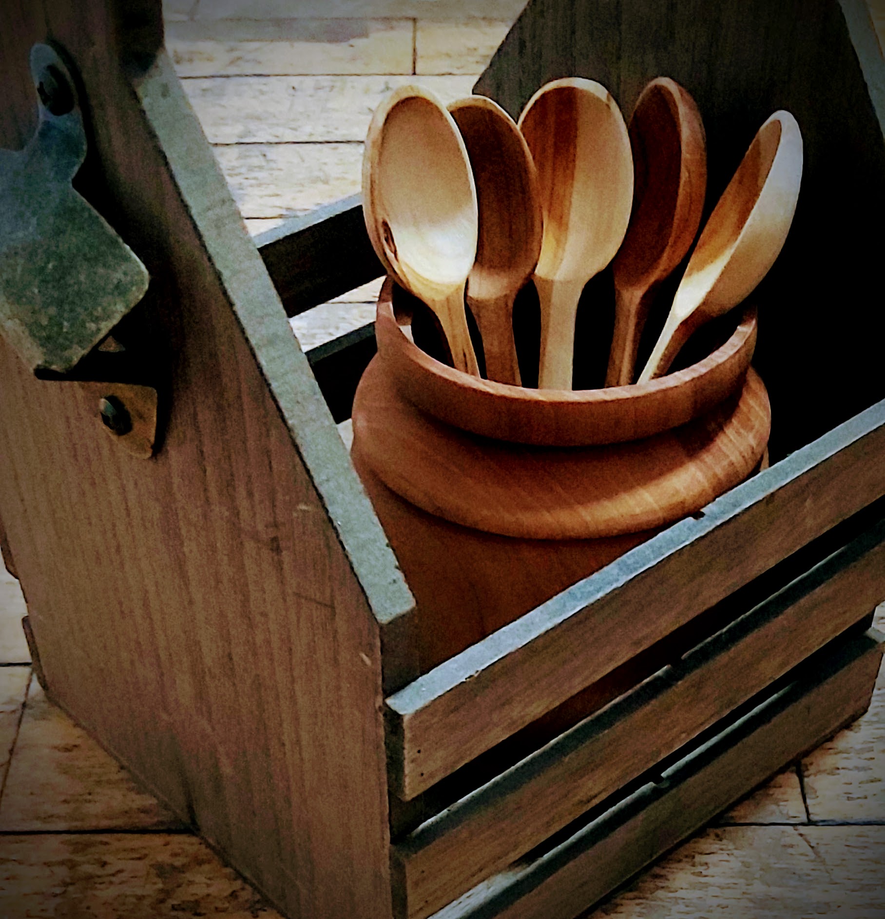 Katashut 5 Piece Wooden Tea Spoons, 5 Pieces Mini Wooden Scoop Condiments Spoon Spoons for Eating Mixing Stirring, Long Handle Spoon Handmade Honey Teaspoon Seasoning Sugar Coffee Tea Jam Mustard Ice Cream Milk 100% Natural Wood Long Handle Round Spoons