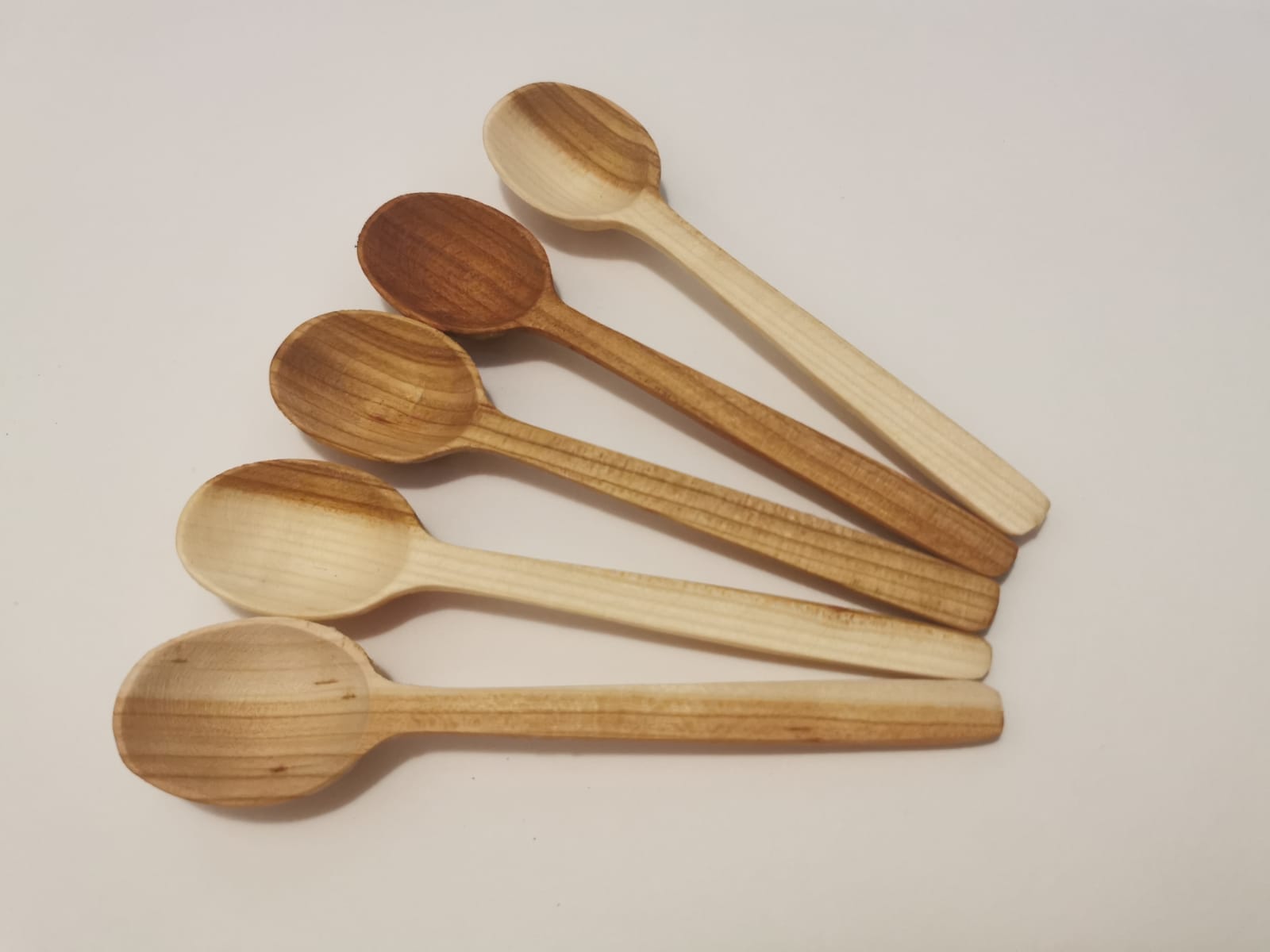 Katashut 5 Piece Wooden Tea Spoons, 5 Pieces Mini Wooden Scoop Condiments Spoon Spoons for Eating Mixing Stirring, Long Handle Spoon Handmade Honey Teaspoon Seasoning Sugar Coffee Tea Jam Mustard Ice Cream Milk 100% Natural Wood Long Handle Round Spoons