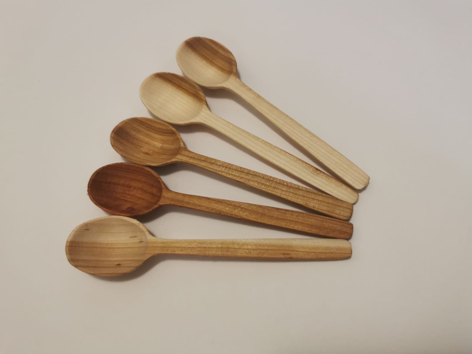 Katashut 5 Piece Wooden Tea Spoons, 5 Pieces Mini Wooden Scoop Condiments Spoon Spoons for Eating Mixing Stirring, Long Handle Spoon Handmade Honey Teaspoon Seasoning Sugar Coffee Tea Jam Mustard Ice Cream Milk 100% Natural Wood Long Handle Round Spoons