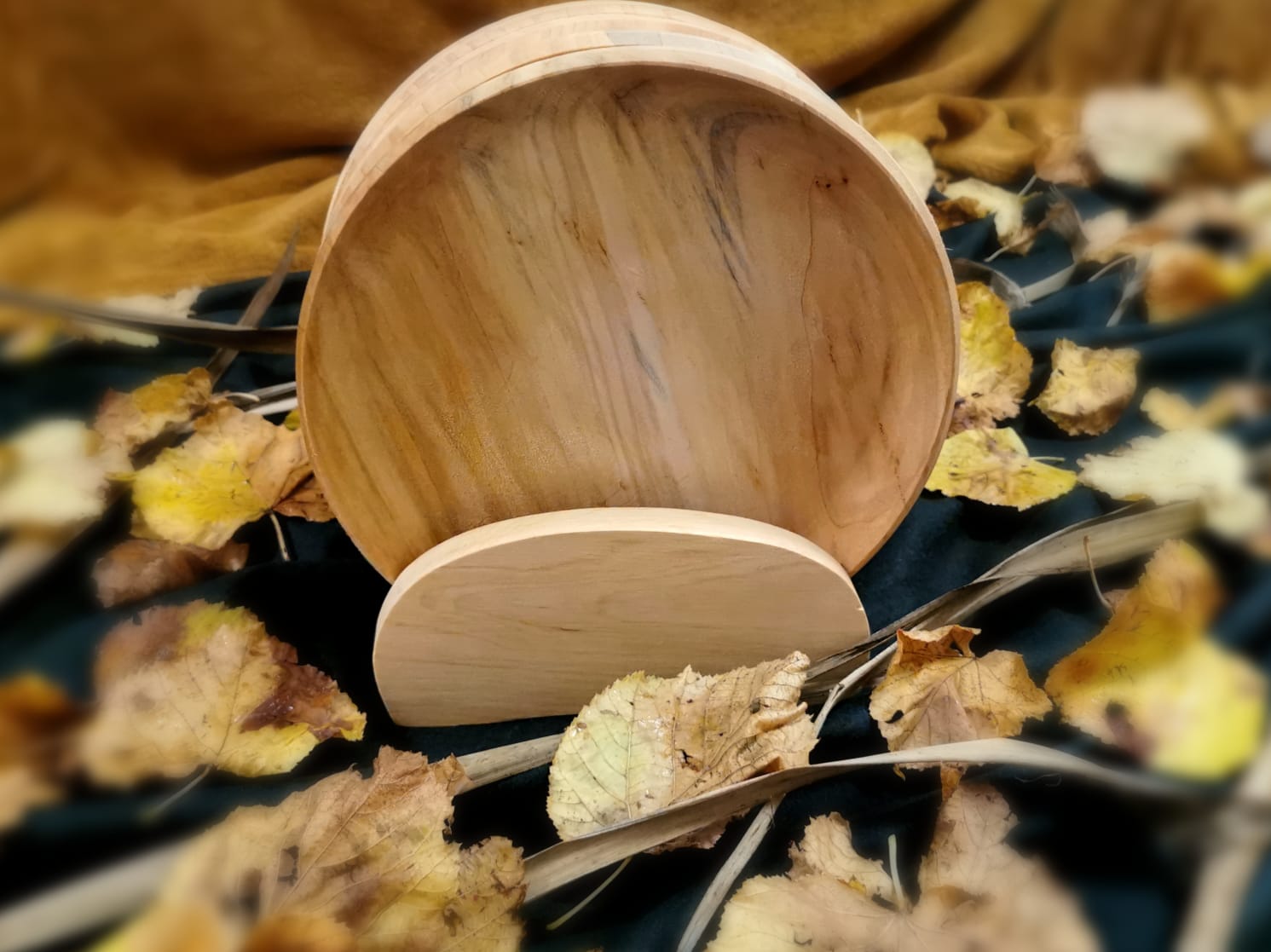 Katashut Rustic Alder Wood Dining Plate - Medieval Style Plate Set Alder Wood - Dining Set - Dining Room Décor - Easy Cleaning & Lightweight for Dishes Snack, Dessert - Set of 6 with Stand 10"